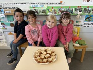 Un cake au raisin pour célébrer les anniversaires